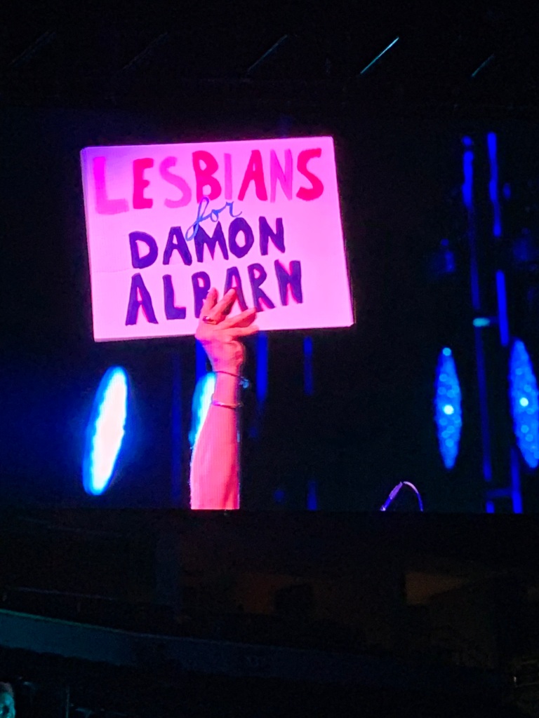 a fanmade sign that damon brought onstage
